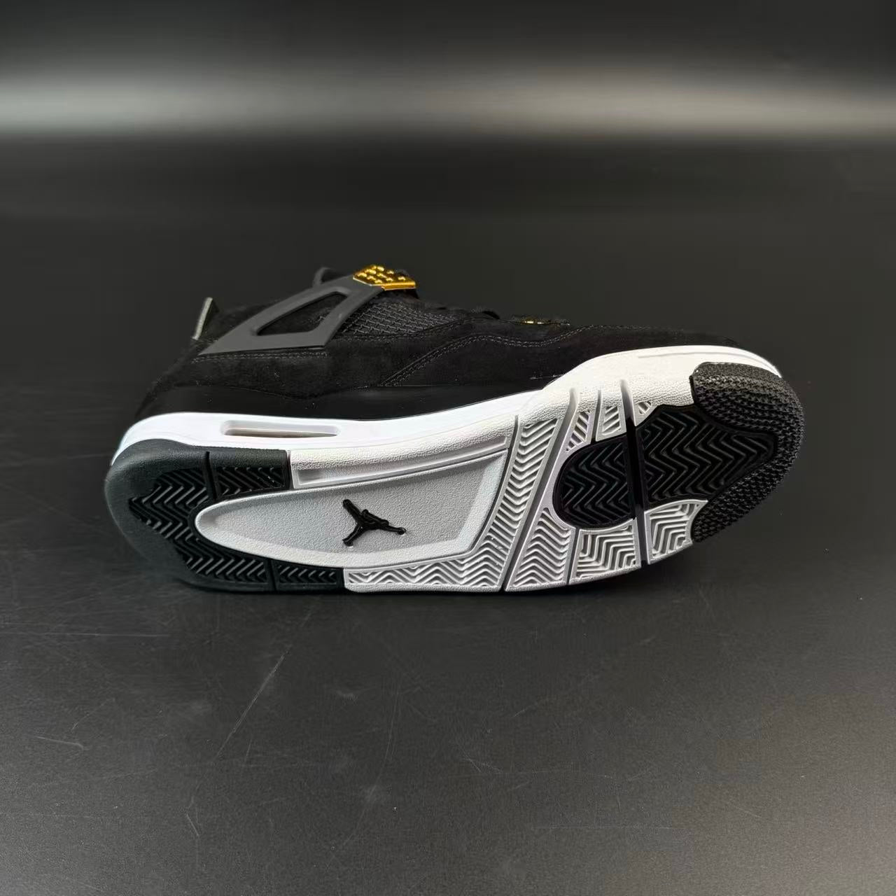 J4 RETRO ROYALTY