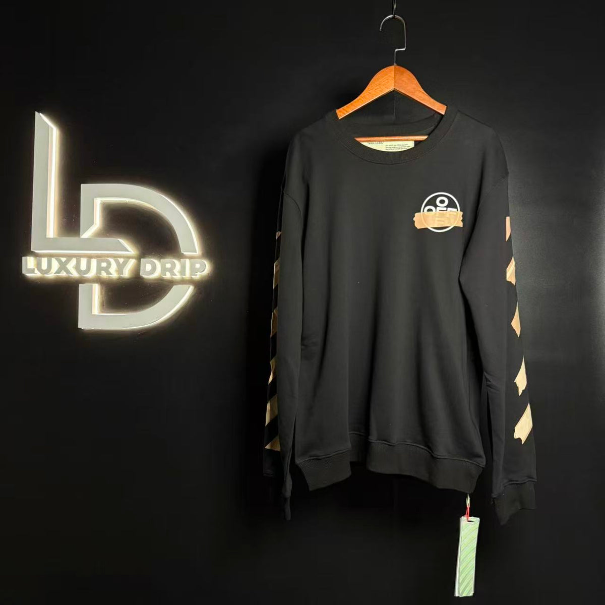 HOODIE – OFF-W.
