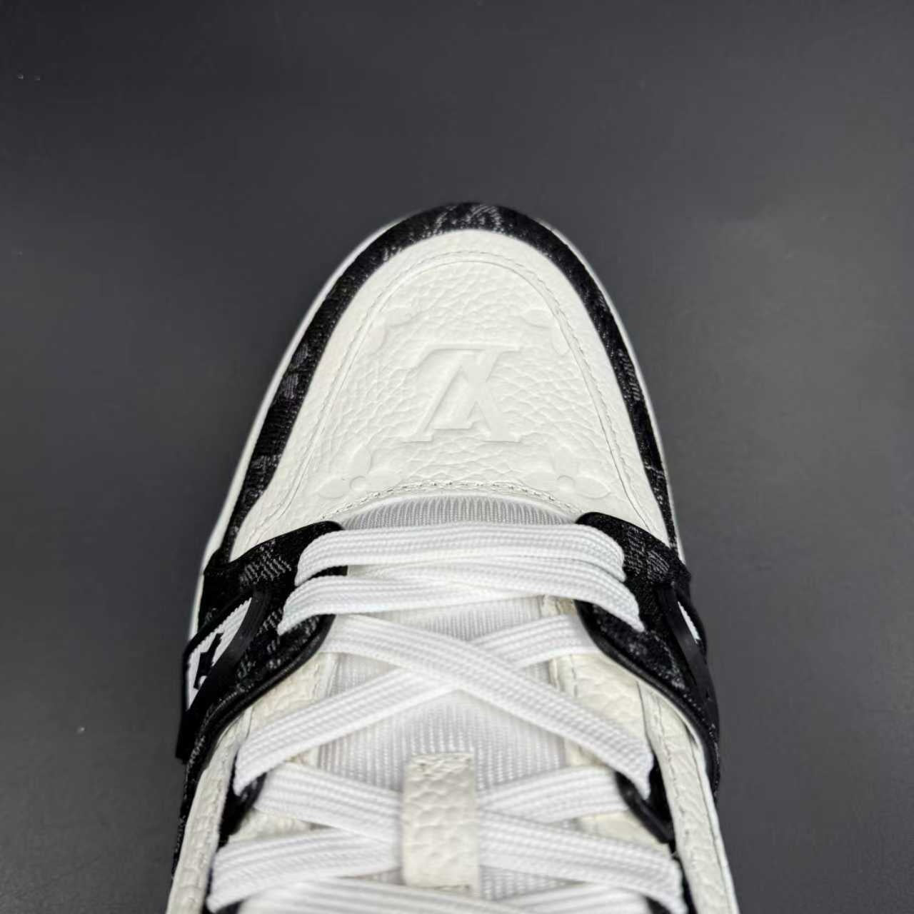 Trainer white black