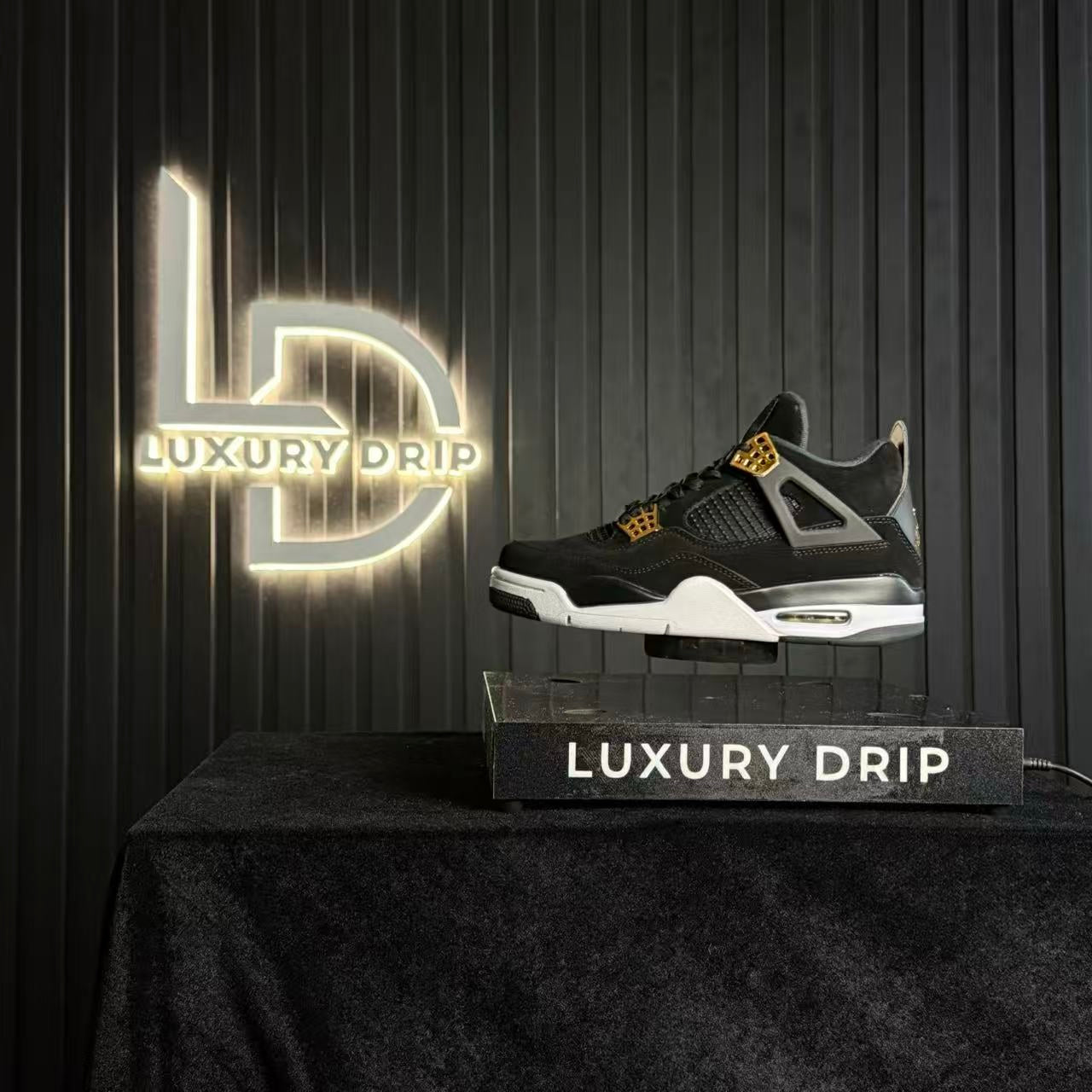 J4 RETRO ROYALTY