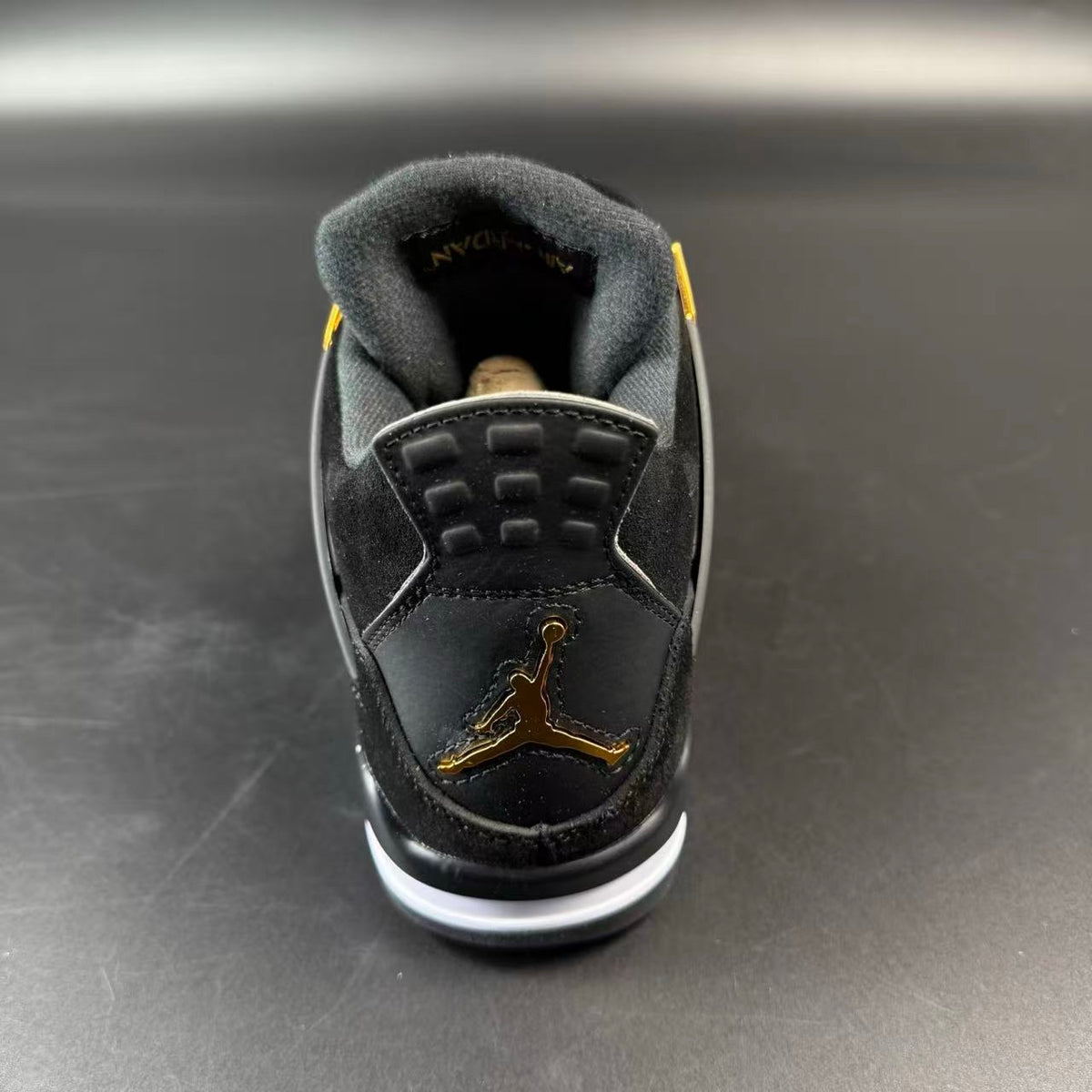 J4 RETRO ROYALTY