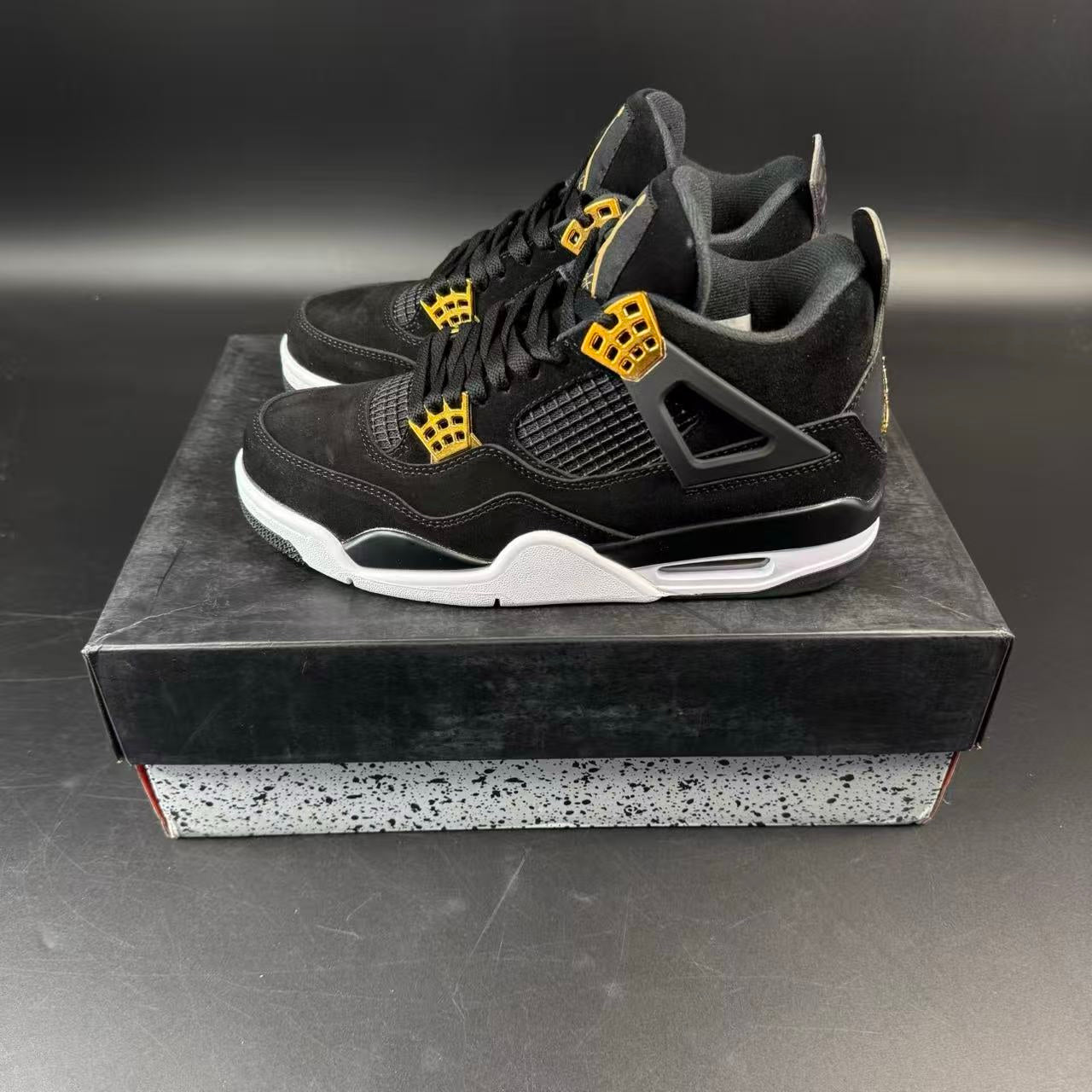 J4 RETRO ROYALTY