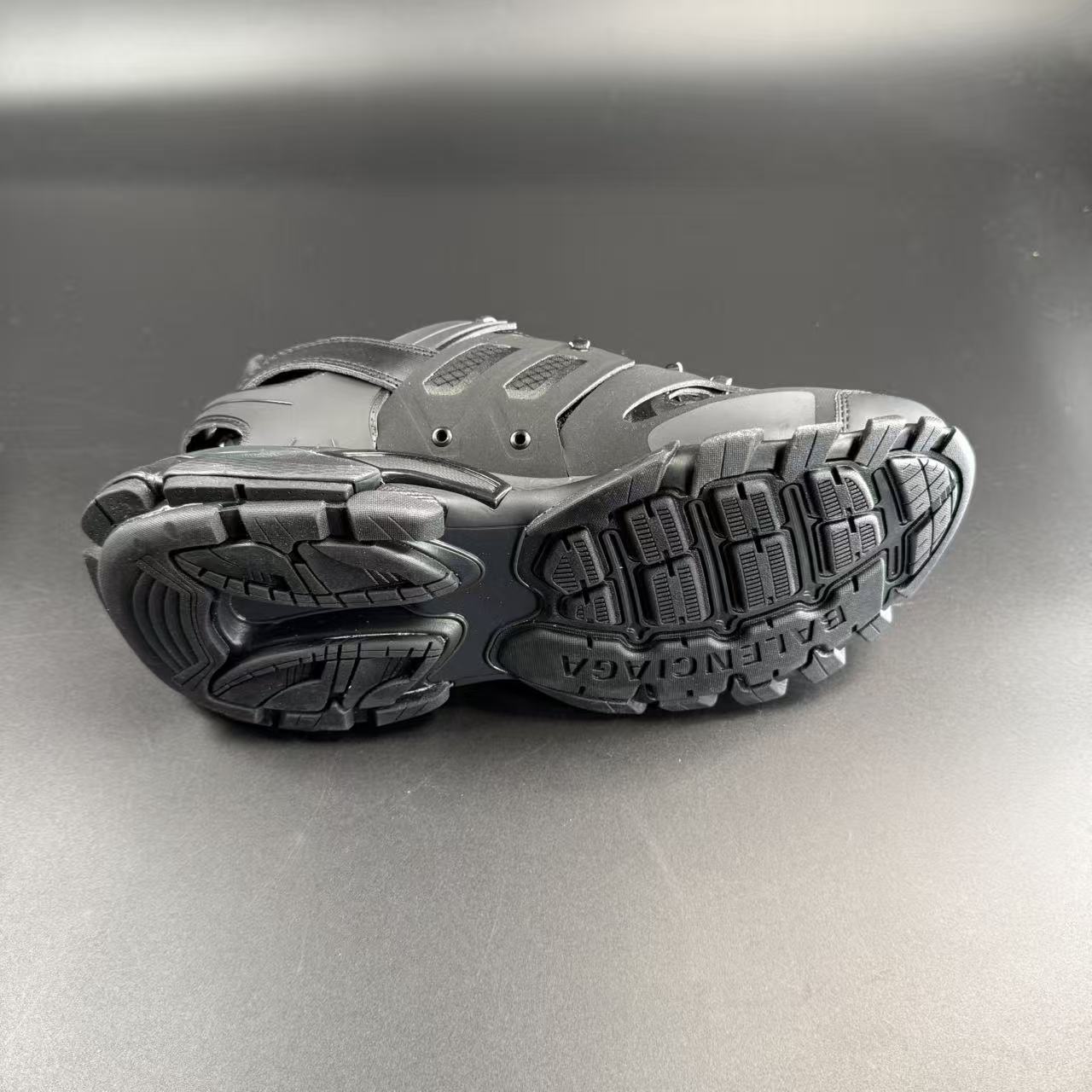 Track Black