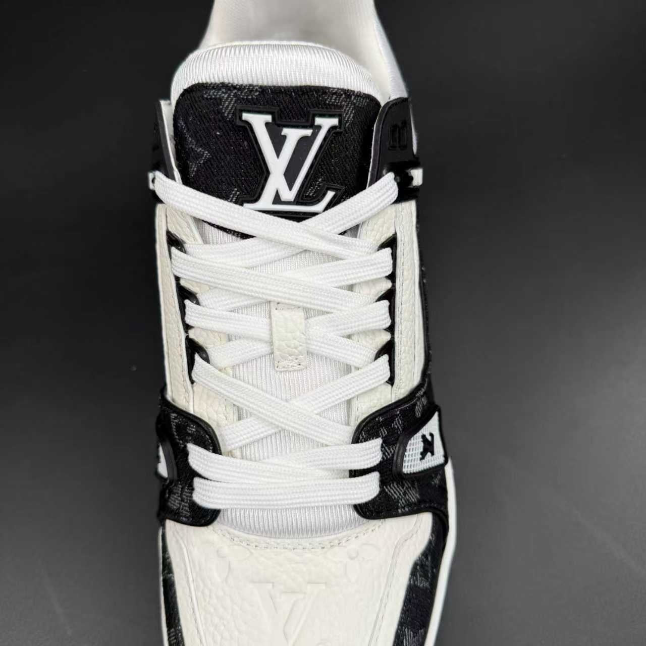 Trainer white black