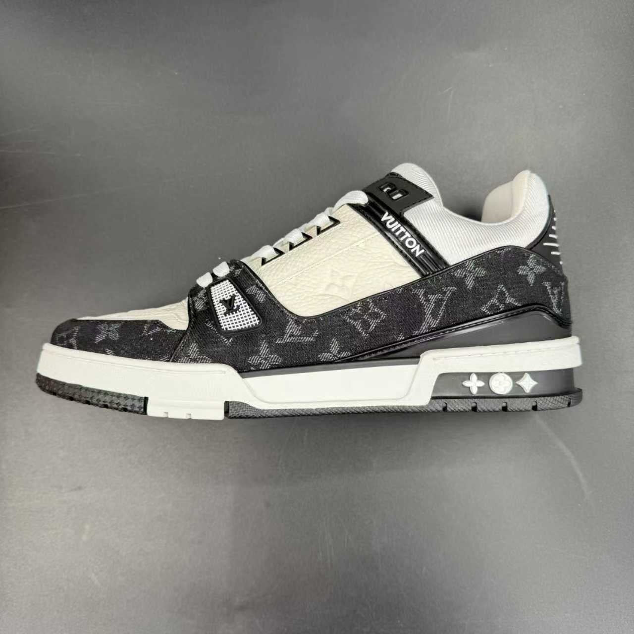 Trainer white black