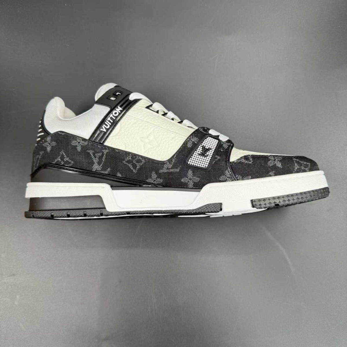 Trainer white black