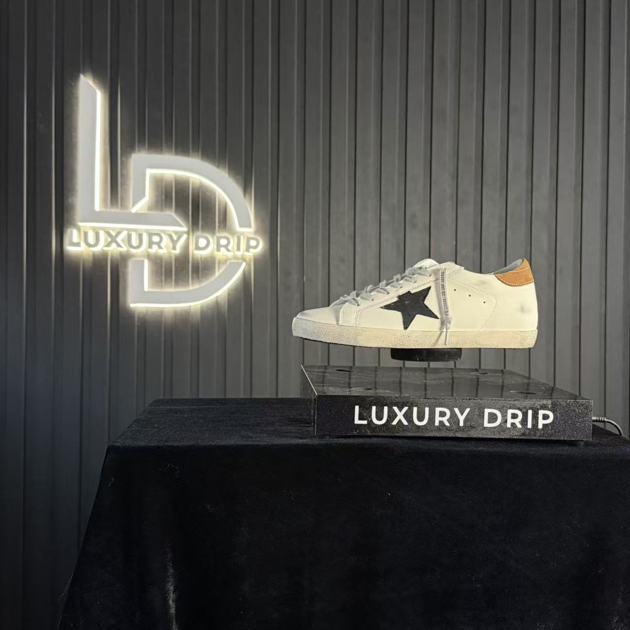 GOLDEN GOOSE