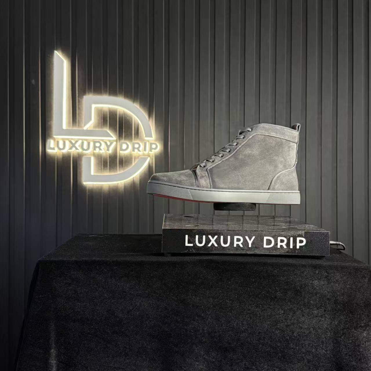 LBTN – Louis Suede
