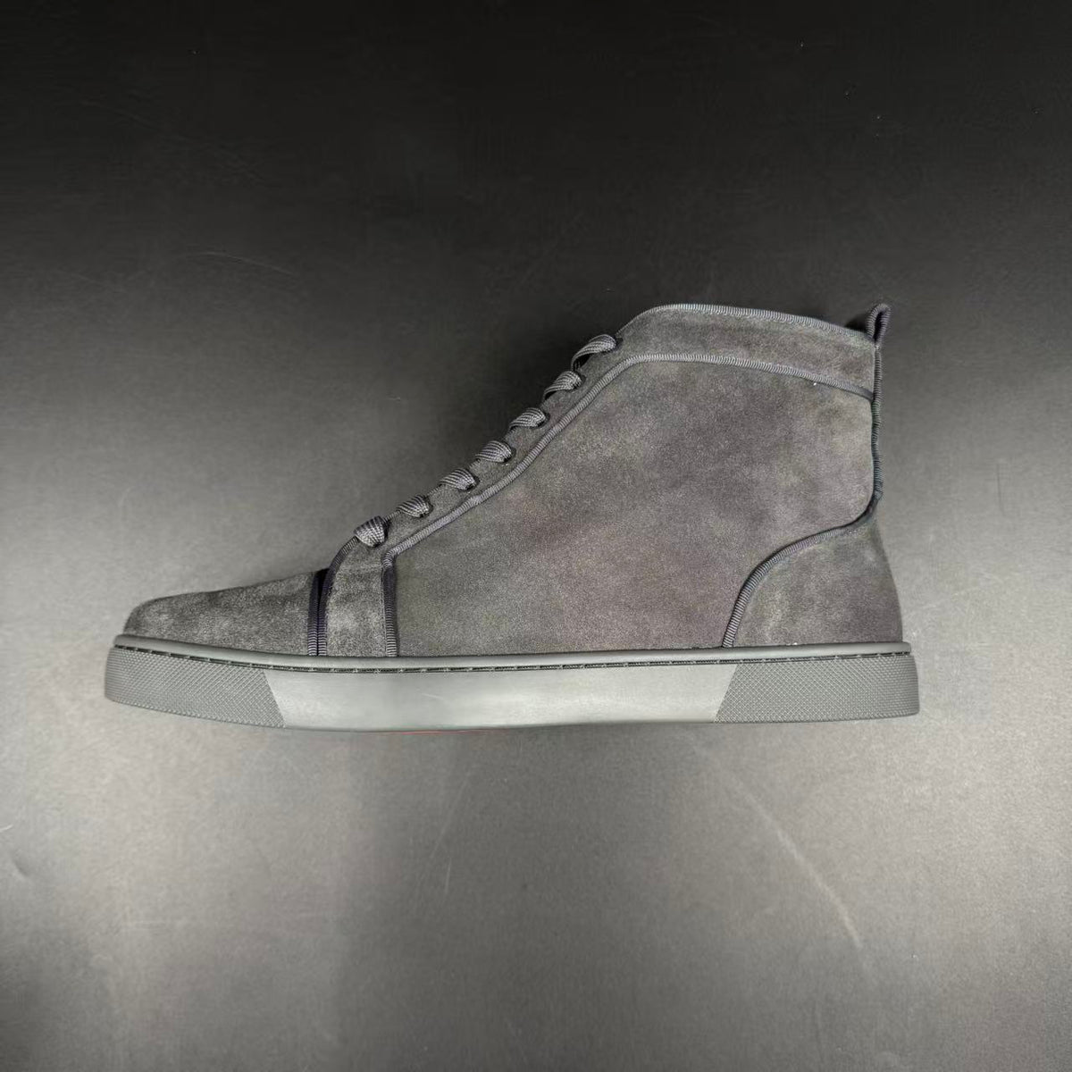 LBTN – Louis Suede