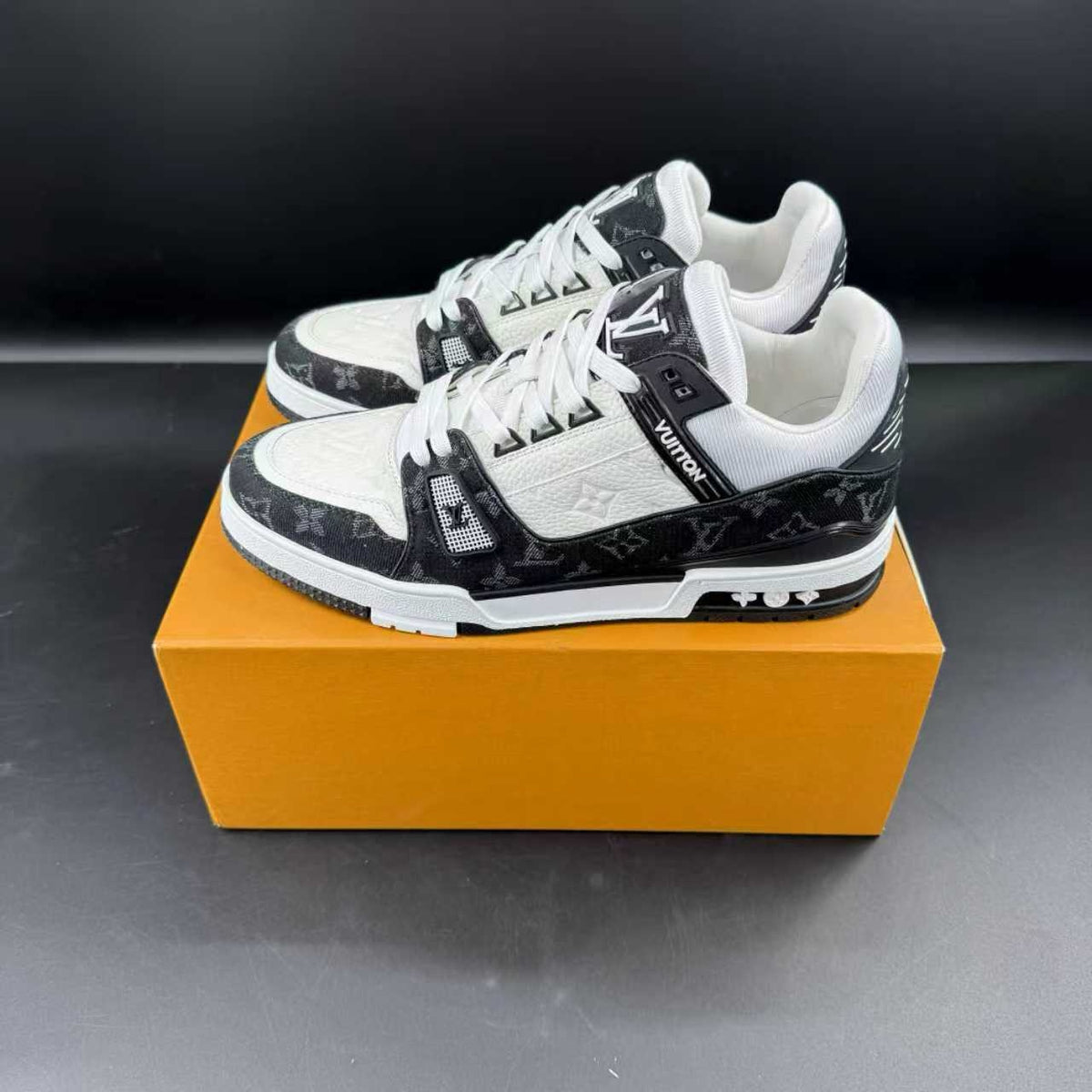 Trainer white black