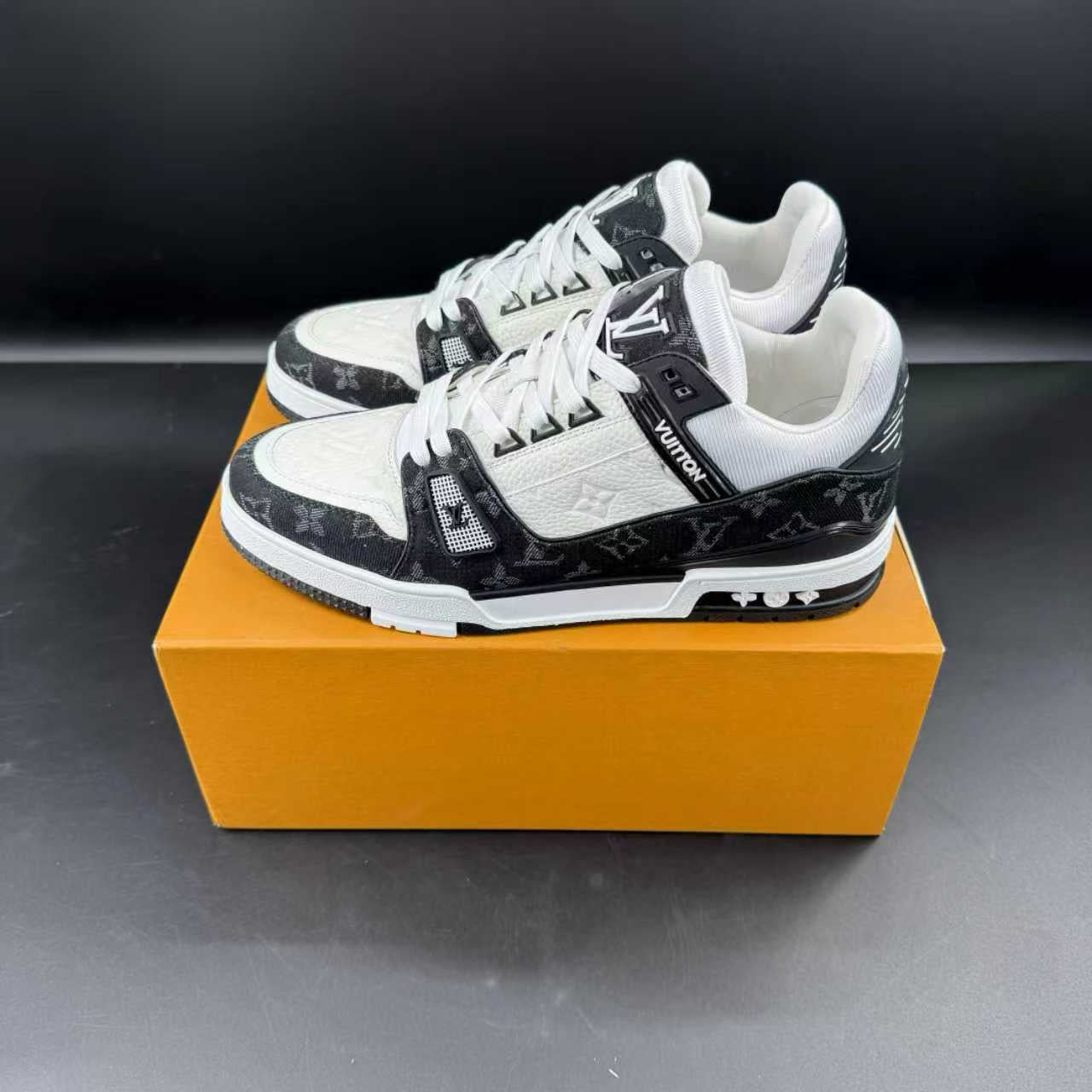Trainer white black
