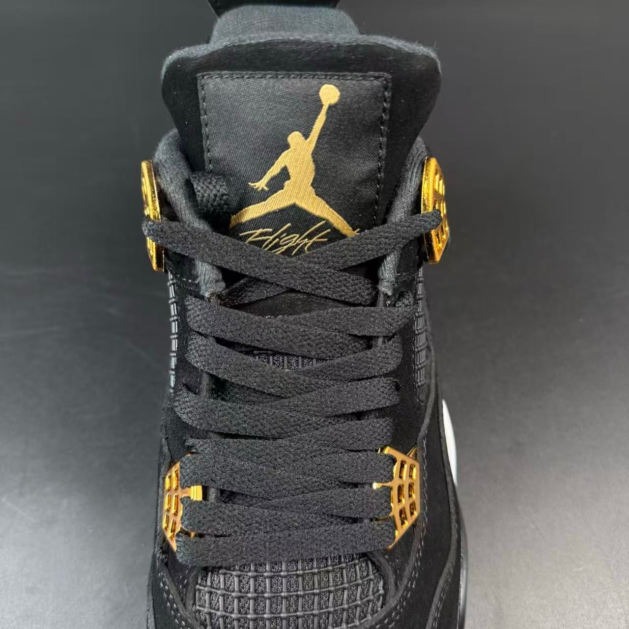 J4 RETRO ROYALTY