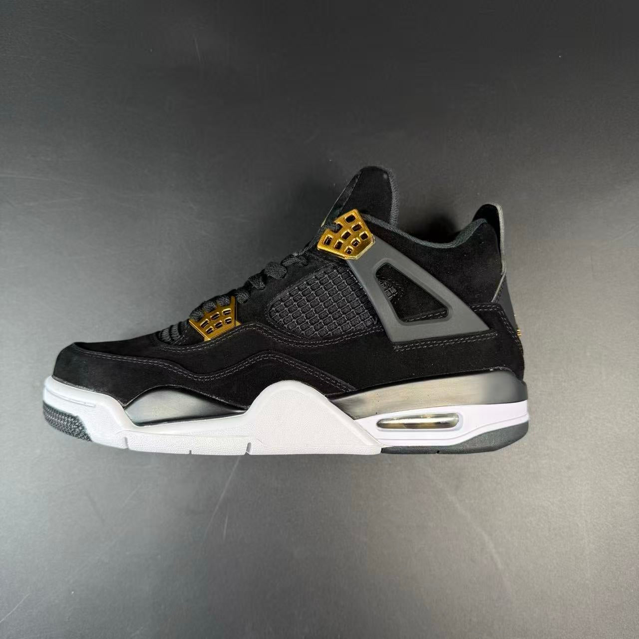 J4 RETRO ROYALTY