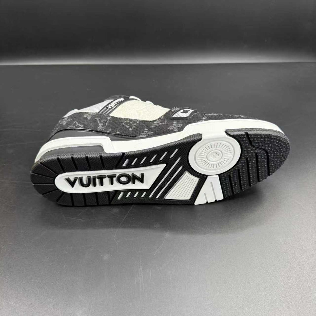 Trainer white black