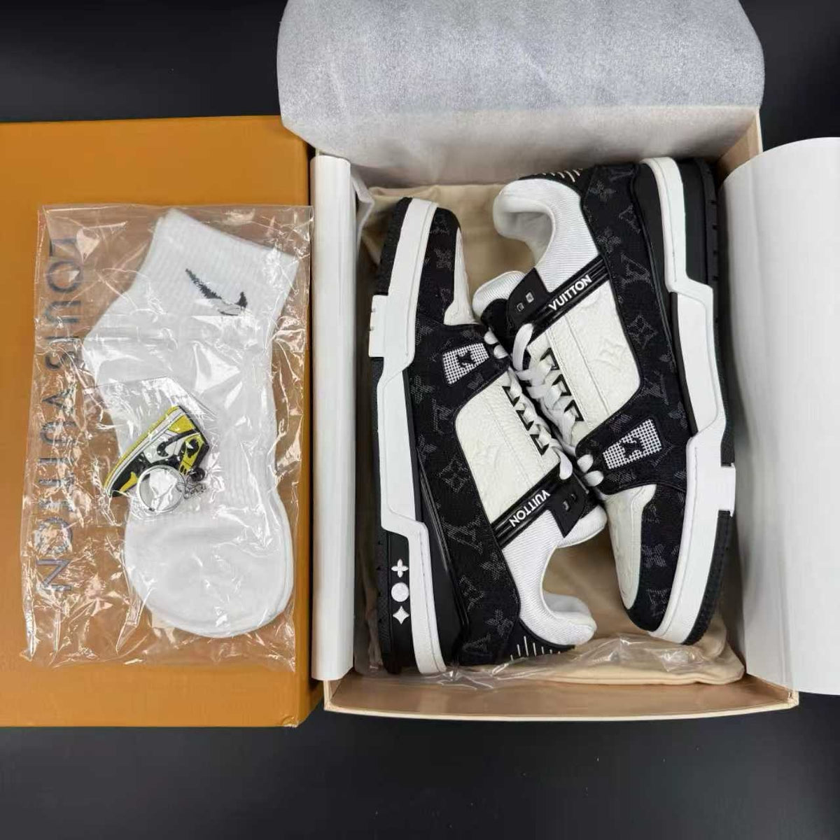 Trainer white black