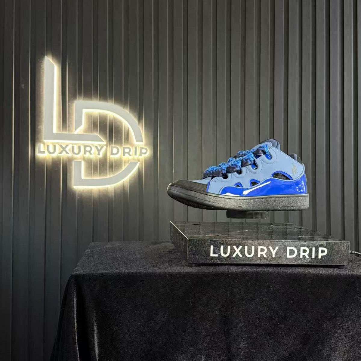 Curb rhinestone-embellished Blue