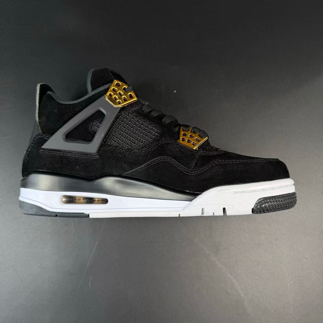 J4 RETRO ROYALTY