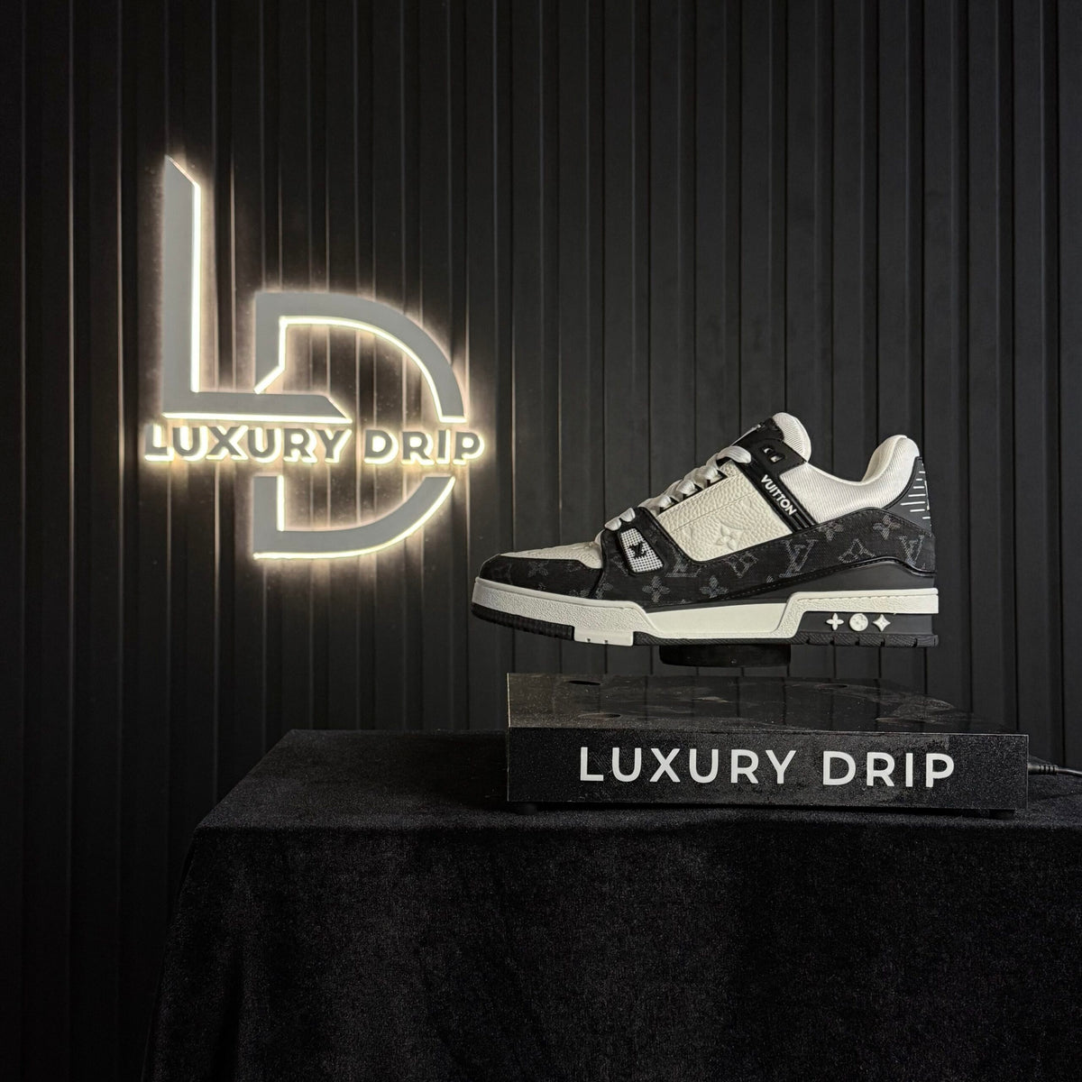 Trainer white black
