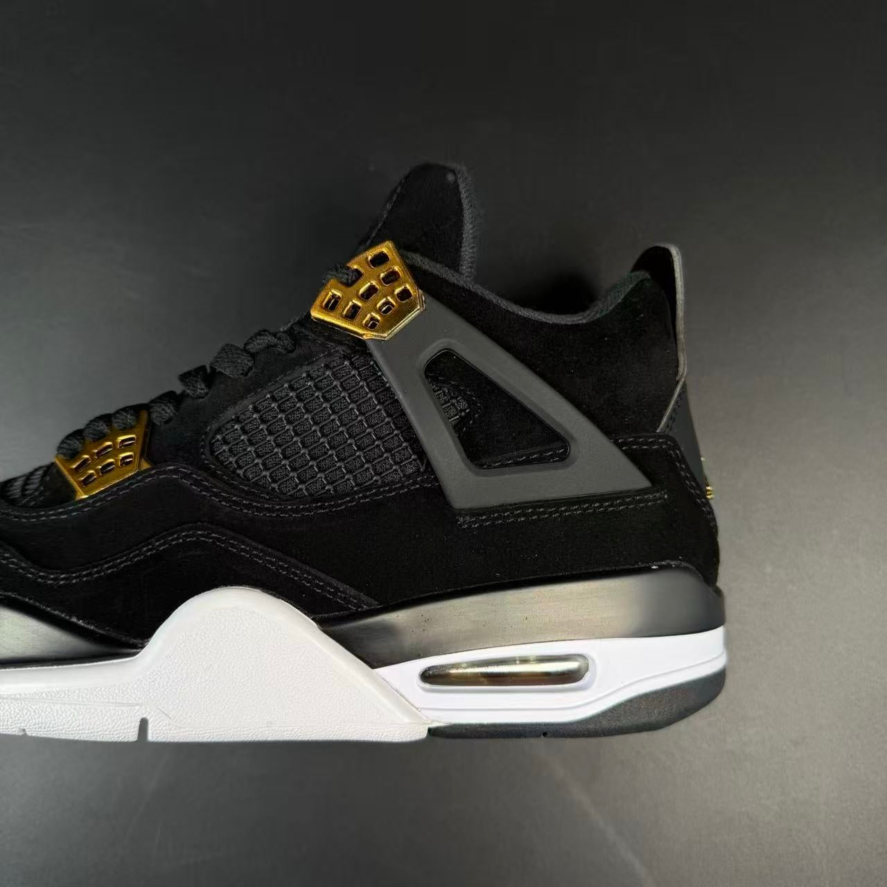 J4 RETRO ROYALTY