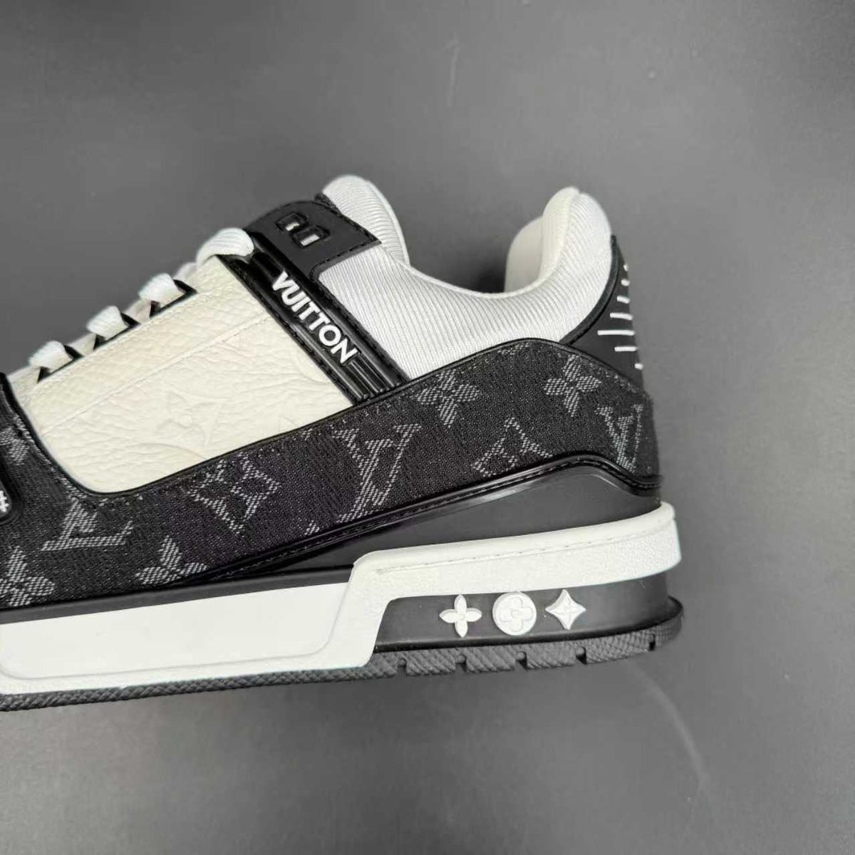 Trainer white black