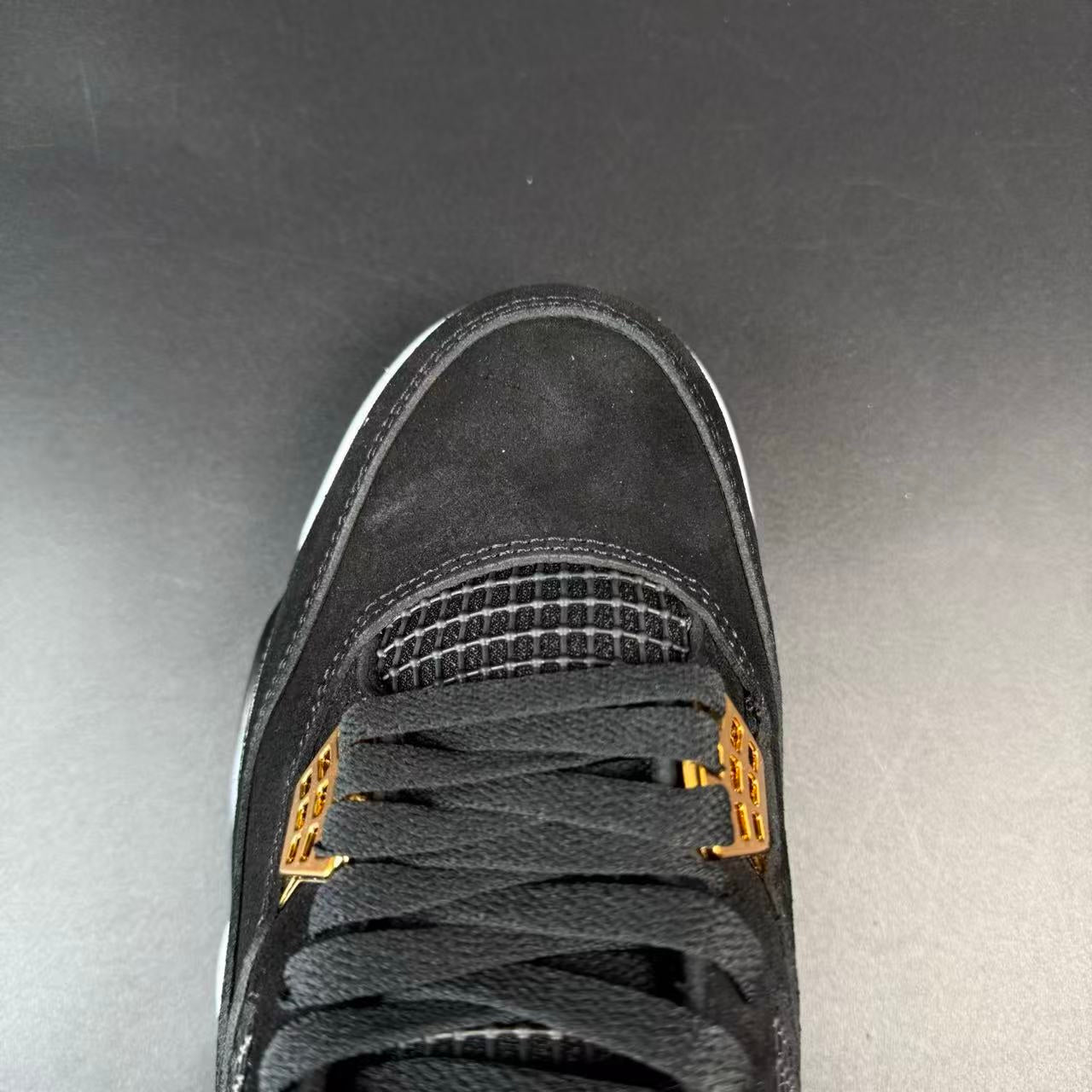 J4 RETRO ROYALTY