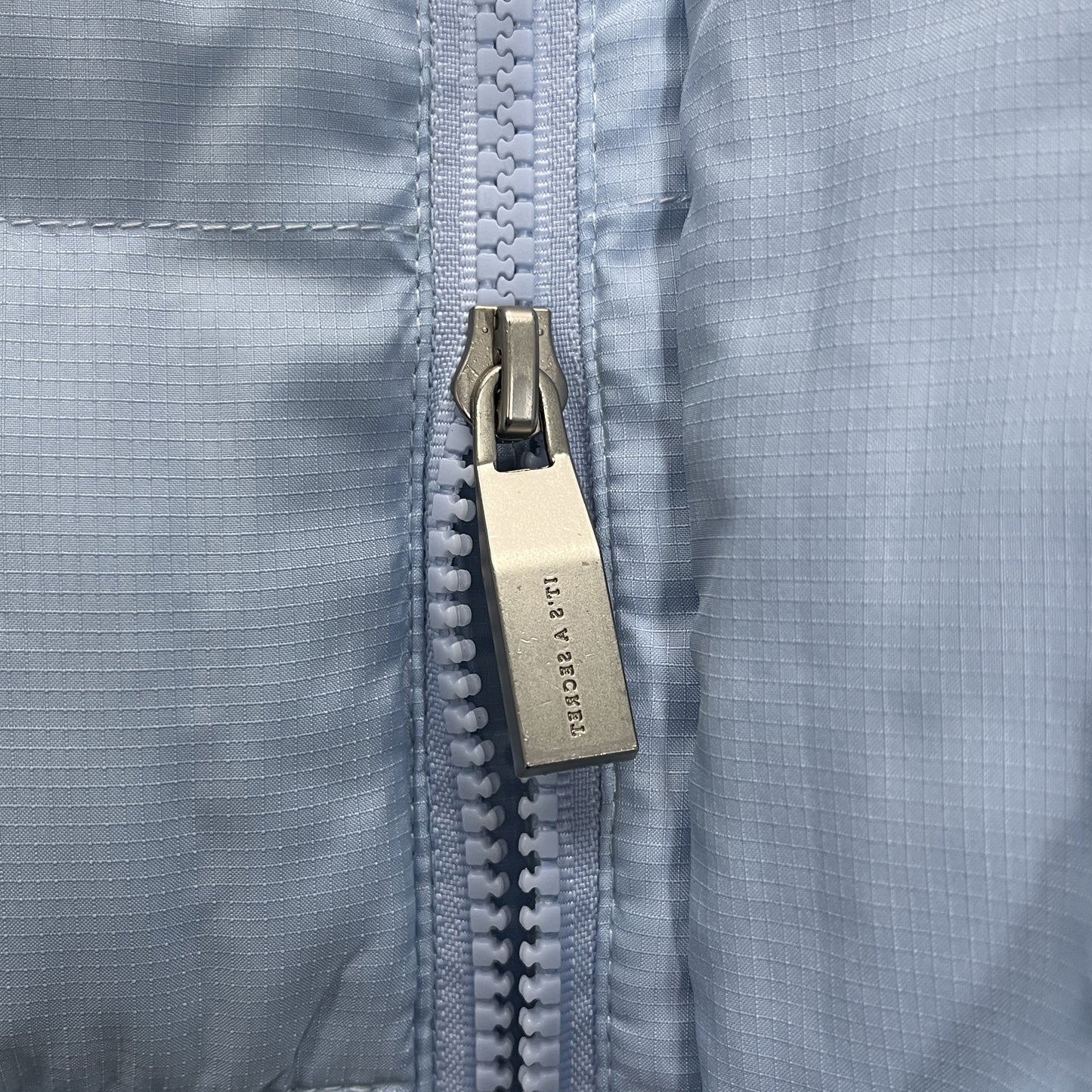WOMEN’S DECODEED HOODED PUFFER 2.0 JACKET- ICE BLUE