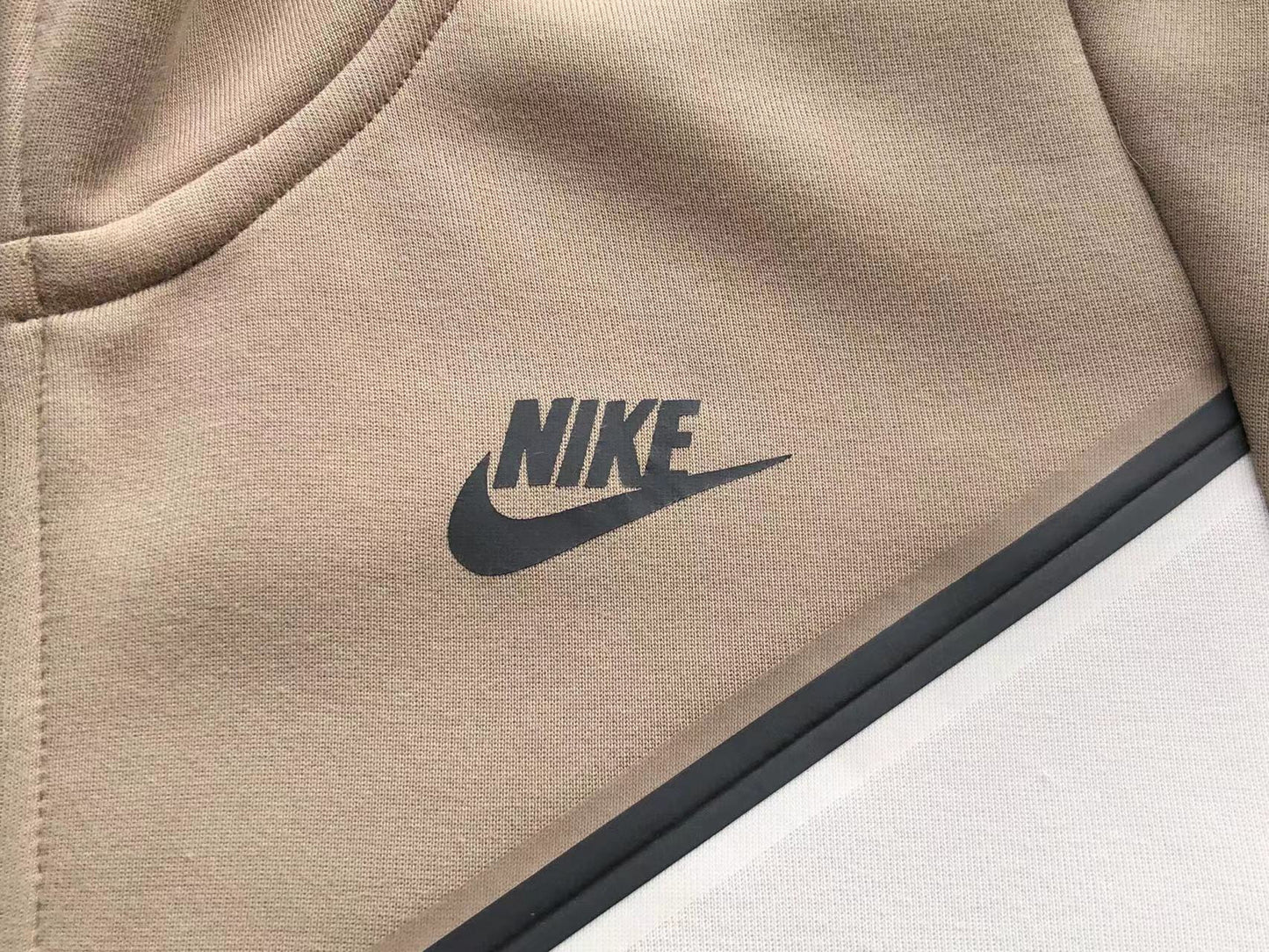 NK TECH FLEECE – ALMOND BROWN/WHITE (complete)