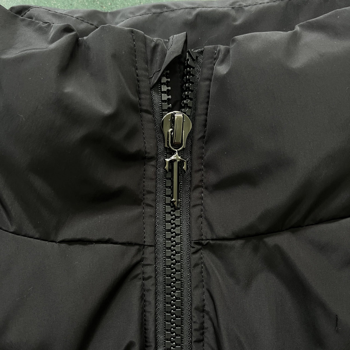 DETACHABLE HOODED PUFFER
