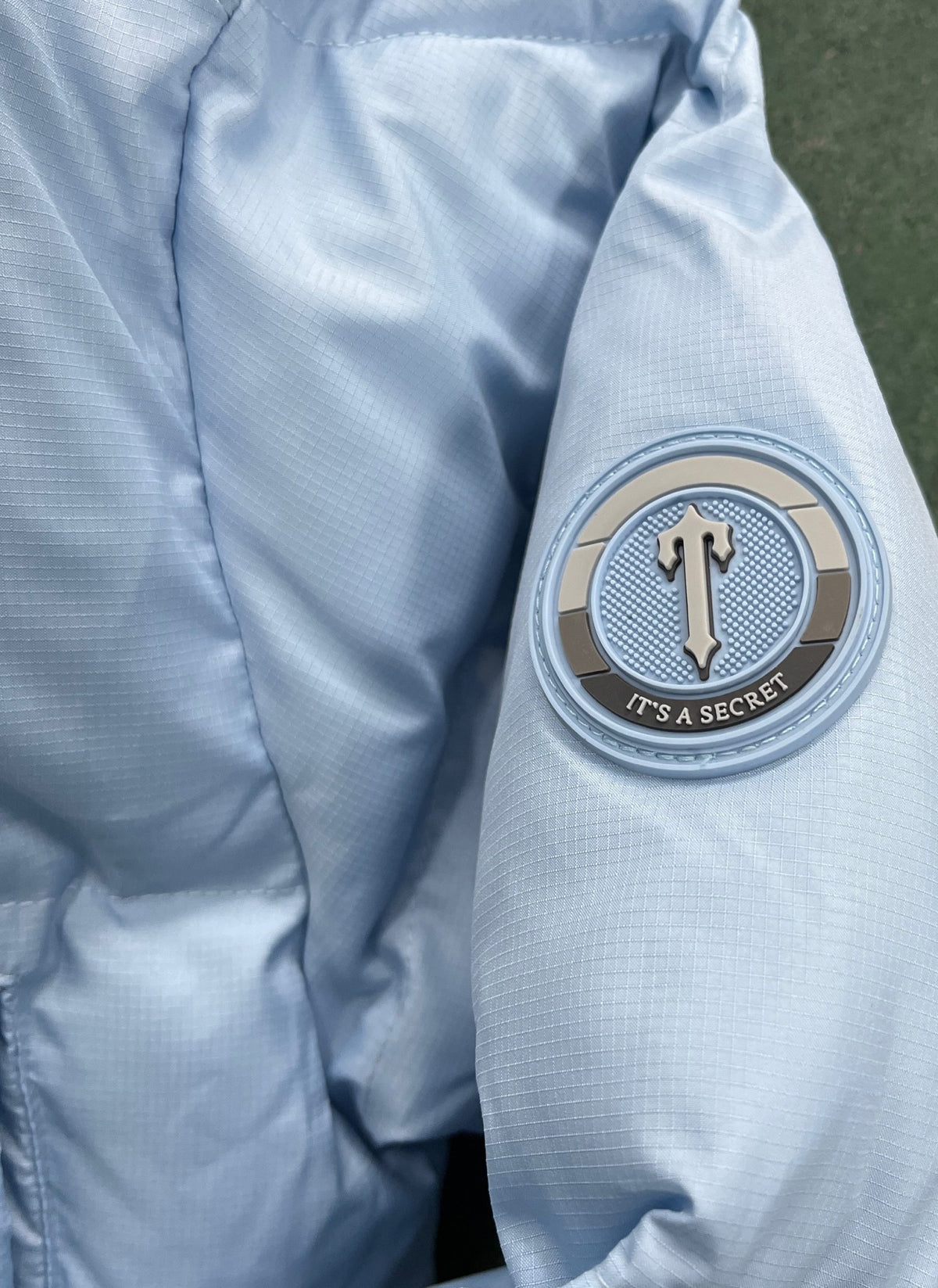 WOMEN’S DECODEED HOODED PUFFER 2.0 JACKET- ICE BLUE